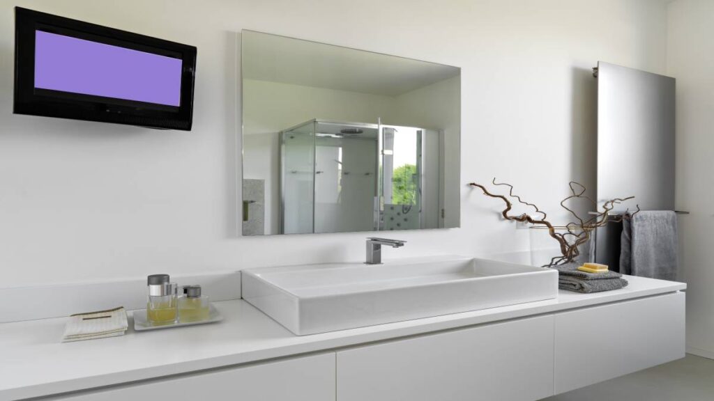 Infraroodverwarming in een moderne witte badkamer.